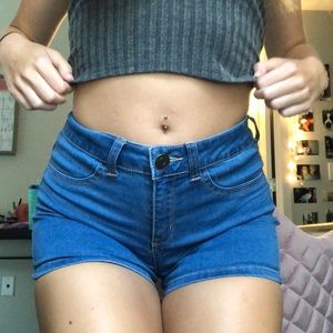 STRETCHY JEAN SHORTS